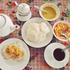Our_breakfast_in__SriLanka_noodles__dhal_curry__coconut_sambal___tea__foodtravel__foodie